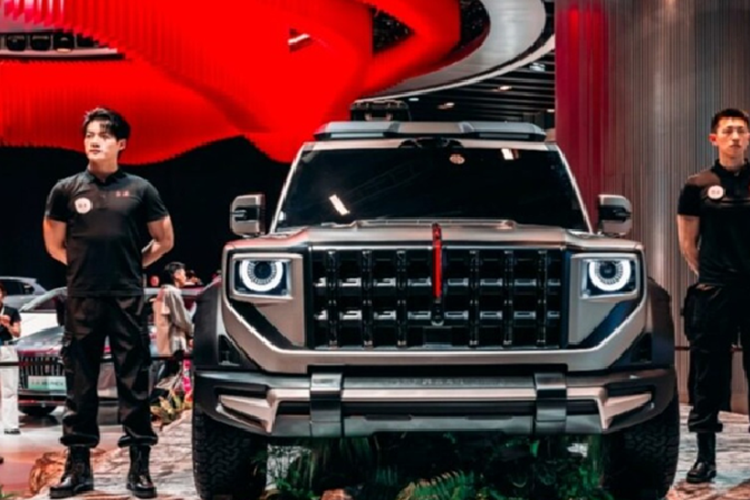 Mẫu SUV điện hạng sang Hongqi mang đậm dấu ấn truyền thống và công nghệ hiện đại. Thiết kế ngoại thất của xe lấy cảm hứng từ kỹ thuật “mộng – tenon” trong kiến trúc cổ Trung Hoa, một phương pháp ghép gỗ truyền thống không dùng đinh hay keo. Các đường nét ngoại thất được xử lý tỉ mỉ, thể hiện sự liền mạch và chính xác trong từng chi tiết.