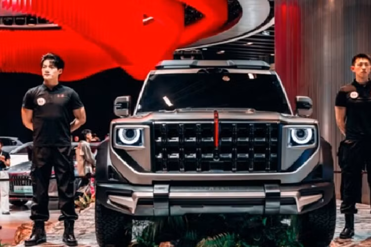 Mẫu SUV điện hạng sang Hongqi mang đậm dấu ấn truyền thống và công nghệ hiện đại. Thiết kế ngoại thất của xe lấy cảm hứng từ kỹ thuật “mộng – tenon” trong kiến trúc cổ Trung Hoa, một phương pháp ghép gỗ truyền thống không dùng đinh hay keo. Các đường nét ngoại thất được xử lý tỉ mỉ, thể hiện sự liền mạch và chính xác trong từng chi tiết.