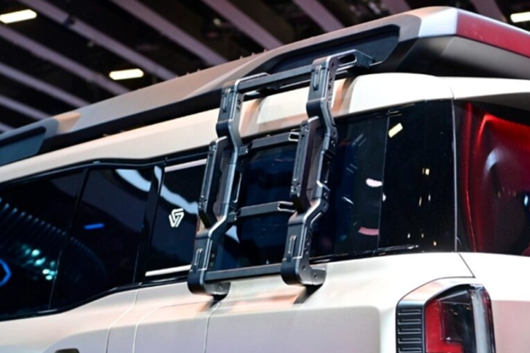 Cung cấp sức mạnh cho mẫu Hongqi SUV mới là bốn mô-tơ điện, chưa rõ công suất ra sao. Nhưng theo công bố của hãng, xe sẽ có khả năng tăng tốc từ 0–100 km/h trong 4 giây.