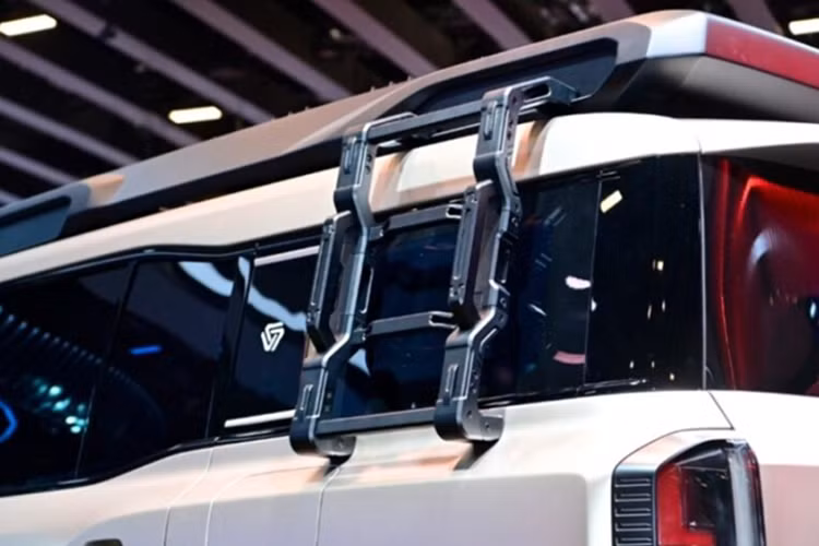 Cung cấp sức mạnh cho mẫu Hongqi SUV mới là bốn mô-tơ điện, chưa rõ công suất ra sao. Nhưng theo công bố của hãng, xe sẽ có khả năng tăng tốc từ 0–100 km/h trong 4 giây.