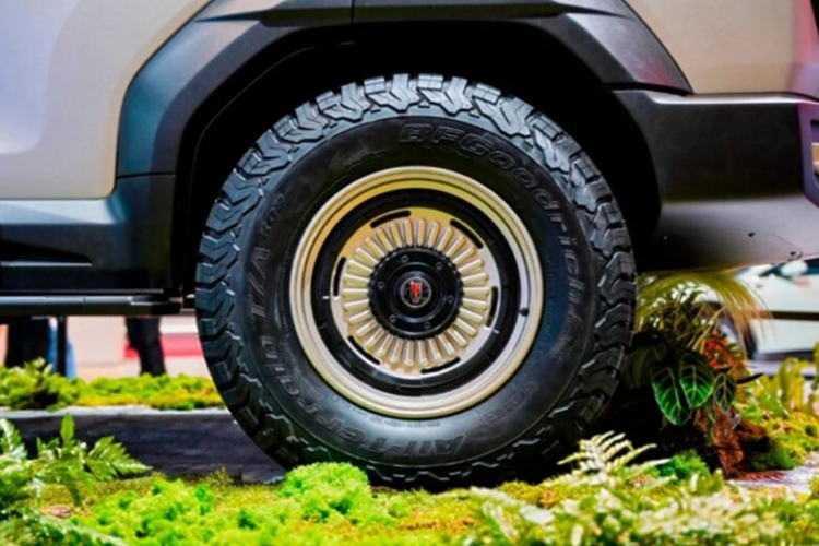 Xe cũng được trang bị ba khóa vi sai, hứa hẹn khả năng off-road mạnh mẽ và linh hoạt. Thông tin chi tiết về hệ truyền động sẽ được hãng công bố trong thời gian tới.