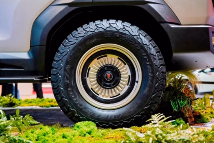 Xe cũng được trang bị ba khóa vi sai, hứa hẹn khả năng off-road mạnh mẽ và linh hoạt. Thông tin chi tiết về hệ truyền động sẽ được hãng công bố trong thời gian tới.