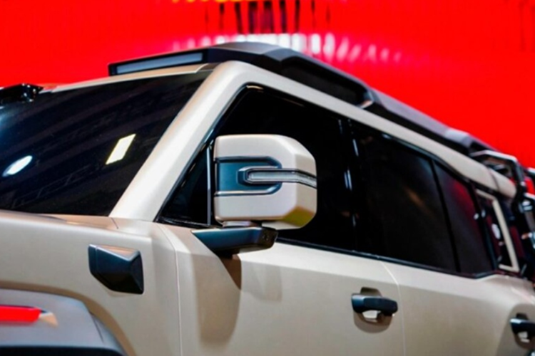 Phía trước xe nổi bật với lưới tản nhiệt hình học, đi cùng cụm đèn tròn cổ điển hai bên và dải đèn đỏ đặc trưng của thương hiệu Hongqi. Trên nóc xe được trang bị lidar, kết hợp camera ở vòm bánh trước, cho thấy xe sẽ có các chức năng lái tự động tiên tiến.