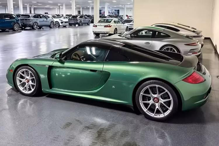 Chiếc xe ban đầu được dự định sử dụng động cơ phẳng 6 xi-lanh tăng áp, nhưng sau đó được thiết kế lại để sử dụng động cơ V10 mới, đẩy lùi dự án trở lại thời điểm hoàn thành theo kế hoạch vào năm 2000.