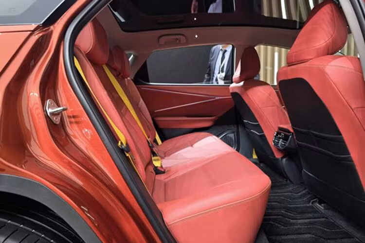 Bên trong nội thất, mẫu Toyota bZ5 chạy điện này nổi bật với màn hình cảm ứng trung tâm dạng dọc cỡ lớn, cùng với đó là màn hình đồng hồ dạng nổi khá ấn tượng. 