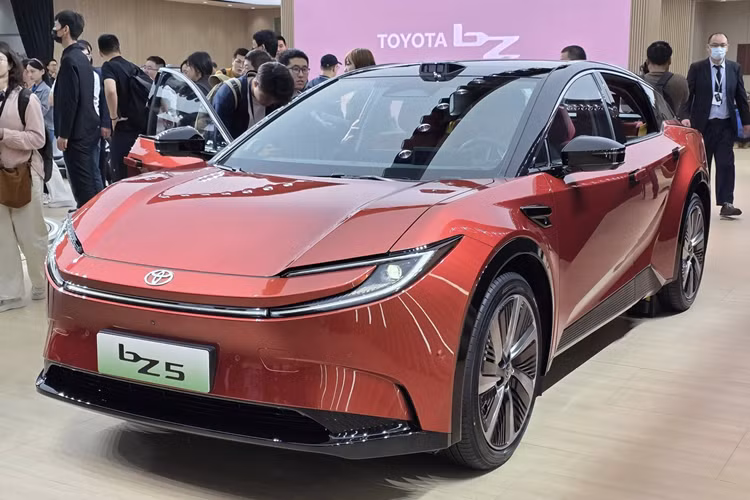  Toyota bZ5 2025 mới là sự hợp tác giữa Nhật Bản - Trung Quốc theo liên doanh Toyota - FAW. Với kiểu dáng SUV Coupe đẹp mắt cùng ngôn ngữ thiết kế mới khá trẻ trung của Toyota, Toyota bZ5 đang nhận được sự quan tâm lớn từ khách hàng tại Trung Quốc, nơi đang cạnh tranh cực gay gắt về xe điện.