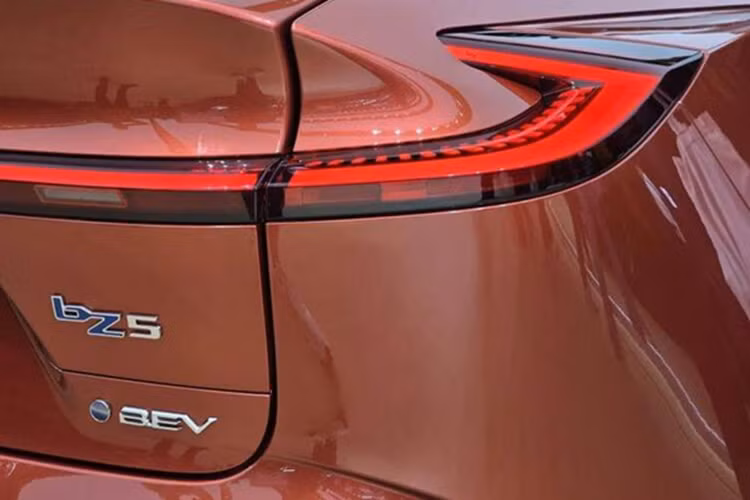 Theo phía Toyota, đây là mức hiệu suất đủ để phục vụ cho nhu cầu đi lại hàng ngày lẫn những chuyến đi dài, đồng thời thể hiện định hướng phát triển bền vững của Toyota trong dòng sản phẩm không khí thải.