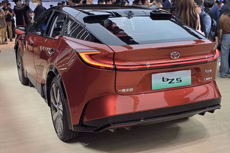 Hiện tại, mức giá xe Toyota bZ5 2025 đã được công bố và đã bắt đầu nhận đặt cọc trước tại Trung Quốc. Mức giá tạm tính từ 130.000 đến 160.000 nhân dân tệ, tương đương khoảng 460 đến 570 triệu đồng.