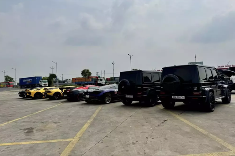 Siêu xe giới hạn Lamborghini Aventador SVJ được trang bị khối động cơ V12, hút khí tự nhiên, dung tích 6.5 lít tạo ra công suất tối đa 770 mã lực, cao hơn 70 mã lực so với bản tiêu chuẩn và 20 con ngựa so với đàn anh là Lamborghini Aventador SV.