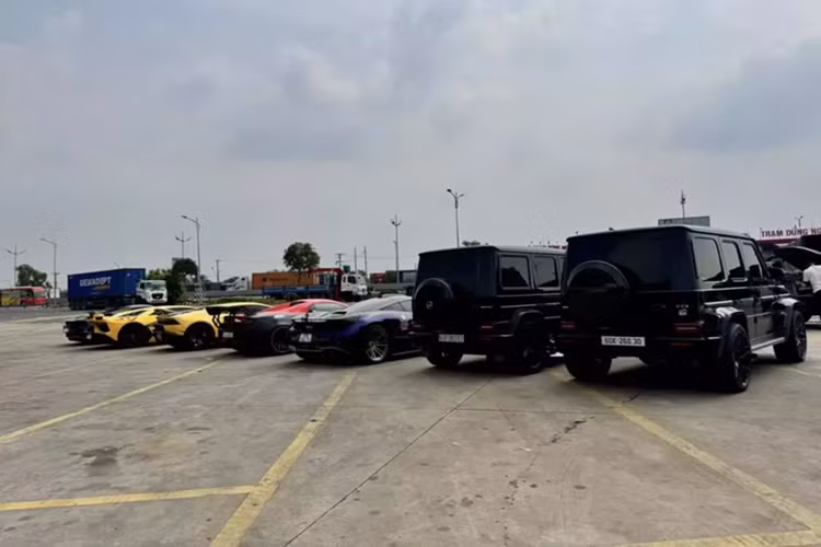 Siêu xe giới hạn Lamborghini Aventador SVJ được trang bị khối động cơ V12, hút khí tự nhiên, dung tích 6.5 lít tạo ra công suất tối đa 770 mã lực, cao hơn 70 mã lực so với bản tiêu chuẩn và 20 con ngựa so với đàn anh là Lamborghini Aventador SV.