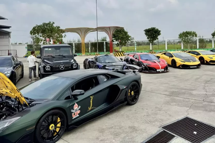 Đáng tiếc thay là thời gian tăng tốc từ vị trí xuất phát lên 100 km/h của Lamborghini Aventador SVJ không thể thấp hơn con số 2,8 giây của "đàn anh" Lamborghini Aventador SV tạo ra. Vận tốc tối đa của siêu xe hàng hiếm mới ra mắt cũng dừng lại ở con số 350 km/h.