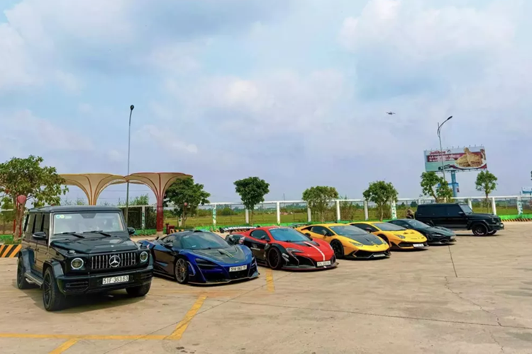 Ngày 20/1/2025 vừa qua, một nhóm chơi siêu xe Sài Gòn đã tập trung lại với nhau để tham gia 1 chuyến hành trình phượt ngắn xuống Thành phố Cần Thơ, hoạt động này nhằm giúp các thành viên "giãn gân cốt" sau nhiều chuyến không có hành trình nào.