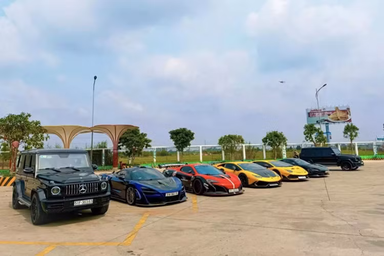 Ngày 20/1/2025 vừa qua, một nhóm chơi siêu xe Sài Gòn đã tập trung lại với nhau để tham gia 1 chuyến hành trình phượt ngắn xuống Thành phố Cần Thơ, hoạt động này nhằm giúp các thành viên "giãn gân cốt" sau nhiều chuyến không có hành trình nào.