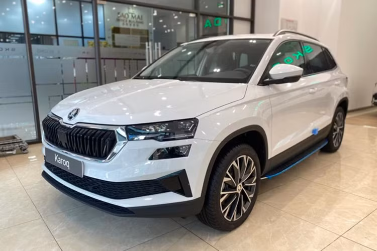 Chưa dừng lại ở đó, khách hàng còn được hãng tặng thêm voucher mua xe trị giá 86 triệu đồng, áp dụng giới hạn cho một số phiên bản nhất định. Như vậy, tổng mức ưu đãi cho Skoda Karoq trong tháng 4 này có thể lên đến 200 triệu đồng.
