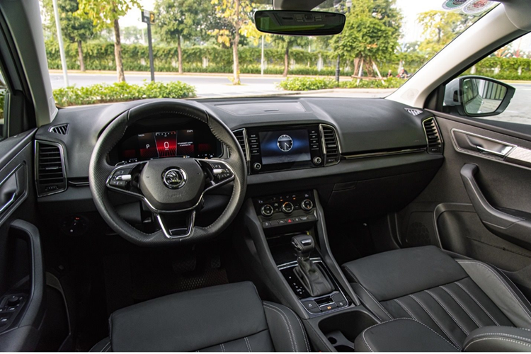 Skoda Karoq ra mắt Việt Nam vào cuối năm 2023, tuy nhiên, xe vẫn chưa tạo được dấu ấn mạnh do thương hiệu còn mới mẻ và giá bán chưa thực sự cạnh tranh.