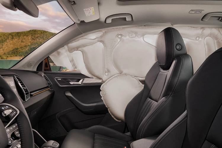 Dù vậy, mẫu xe này sở hữu loạt trang bị đáng chú ý như: đèn pha LED ma trận 24 bóng, 7 túi khí, cảnh báo điểm mù, kiểm soát hành trình, hỗ trợ xuống dốc, phanh tay điện tử, cảnh báo người lái mệt mỏi, cảm biến hỗ trợ đỗ xe trước/sau, hệ thống cân bằng điện tử và hỗ trợ khởi hành ngang dốc.