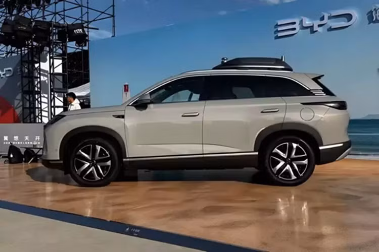 Camera trên nóc xe độ nét cao 4K và tay cầm chế độ kép tùy chỉnh để cất cánh và hạ cánh động, quay trở lại cabin chỉ bằng một nút bấm, lưu trữ cảnh quay và sạc nhanh, theo quan chức này.