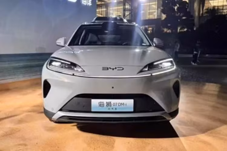 Hệ thống “Lingyuan” được chia thành phiên bản thay pin và phiên bản sạc nhanh, do BYD và DJI cùng phát triển. Hệ thống này sử dụng giải pháp bãi đáp trực thăng có thể thu vào gắn trên xe đầu tiên trên thế giới, tích hợp mô-đun định vị máy bay không người lái gắn trên xe