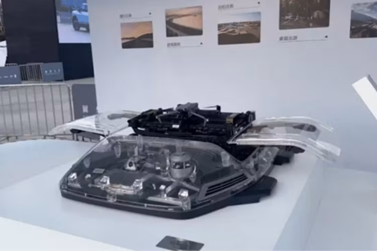 Cả hai phiên bản dẫn động hai bánh và bốn bánh đều được cung cấp. Phiên bản dẫn động bốn bánh có tên là Sealion 07 DM-p.