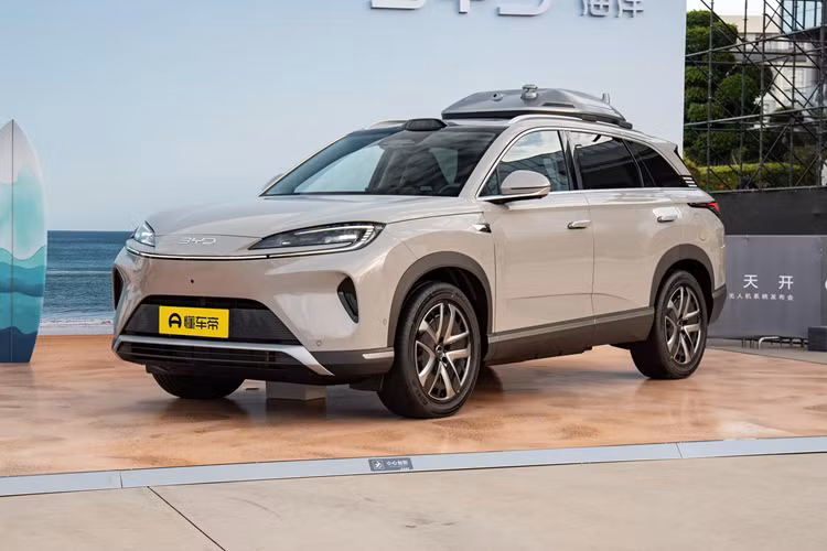 Được định vị là xe SUV cỡ trung đến lớn, BYD Sealion 07 DM-i Intelligent Driving Edition cao cấp có kích thước thân xe là 4880/1920/1750 mm và chiều dài cơ sở là 2820 mm. Hệ thống lái xe thông minh “God's Eye” C được hỗ trợ thông qua lidar trên nóc xe, có thể thực hiện dẫn đường trong thành phố, dẫn đường trên đường cao tốc và hỗ trợ đỗ xe.