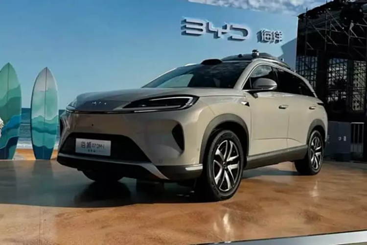 Vào ngày 2/3 vừa qua, BYD chính thức ra mắt Sealion 07 DM-i Intelligent Driving Edition 2025 mới, có “God's Eye” C (còn gọi là DiPilot 100) và hệ thống máy bay không người lái thông minh Lingyuan. Mức giá xe BYD Sealion 07 DM-i dự kiến từ 200.000 đến 250.000 nhân dân tệ (27.500 - 34.300 USD).