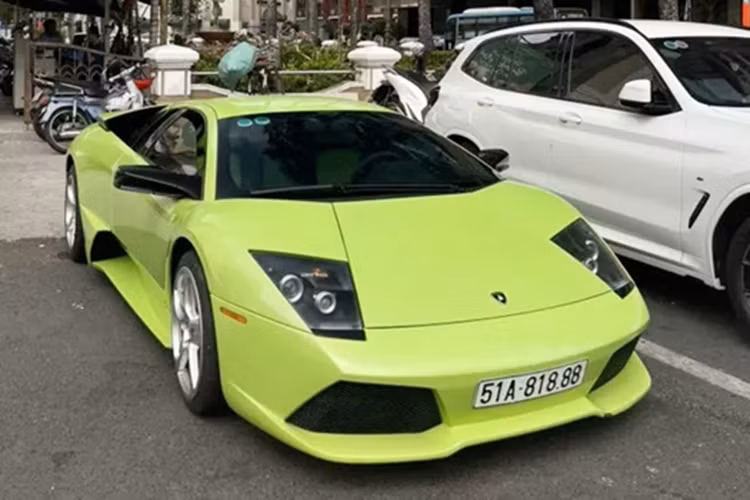 Vào cuối tháng 3 vừa qua, giới mê xe tại TP.HCM bắt gặp một chiếc xe Lamborghini Murcielago LP640-4 màu xanh cốm tại nhà hát Thành phố, đây cũng là lần hiếm hoi mà chủ nhân cho "bò tót" này ra đường tắm nắng.