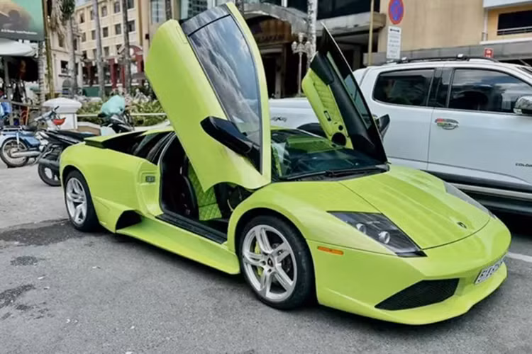 Chiếc siêu xe Lamborghini Murcielago LP640 này hiện thuộc sở hữu của 1 người sưu tập xe tại Tp.HCM, tay chơi này còn tậu về garage nhiều chiếc xe hàng độc. Chủ nhân đầu tiên của xe là 1 tay chơi kín tiếng ở tại Đà Nẵng, xe sau đó mang biển số cực đẹp 43X-8888 hay còn gọi là tứ quý 8.