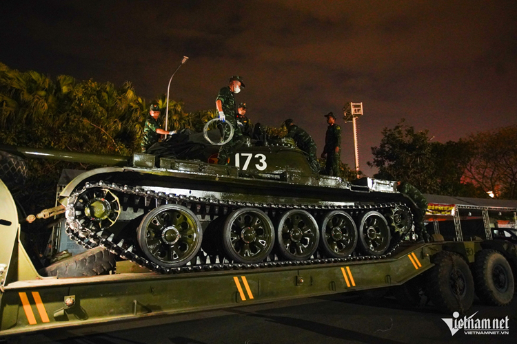 Đại tá Phạm Văn Tú, Giám đốc Trung tâm Phát thanh - Truyền hình Quân đội cho biết, điểm đáng chú ý của chương trình chính luận nghệ thuật "Hẹn ước Bắc - Nam" ngoài sân khấu thực cảnh hoành tráng còn là sự xuất hiện của 2 xe tăng T-54. Xe tăng T-54 tới sân vận động Mỹ Đình nặng tới 36 tấn được vận chuyển bằng xe đầu kéo quân sự Maz.