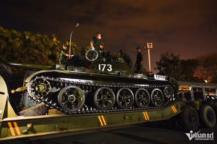 Đại tá Phạm Văn Tú, Giám đốc Trung tâm Phát thanh - Truyền hình Quân đội cho biết, điểm đáng chú ý của chương trình chính luận nghệ thuật "Hẹn ước Bắc - Nam" ngoài sân khấu thực cảnh hoành tráng còn là sự xuất hiện của 2 xe tăng T-54. Xe tăng T-54 tới sân vận động Mỹ Đình nặng tới 36 tấn được vận chuyển bằng xe đầu kéo quân sự Maz.