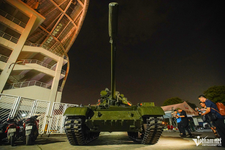 "Trong chương trình "Hẹn ước Bắc - Nam", 2 chiếc xe tăng sẽ tiến vào sân khấu trong các tiết mục biểu diễn thực cảnh đến với công chúng, đặc biệt là giới trẻ để có thể cảm nhận rõ sự hy sinh của cha ông, sự khốc liệt của chiến tranh để càng thêm quý trọng độc lập, giữ vững hòa bình", Đại tá Tú chia sẻ.
