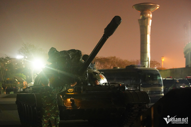 Chiếc xe tăng mang số hiệu 173 được đưa xuống mặt đất, sau đó ekip xe hướng dẫn xe tăng di chuyển vào khu vực tập kết.