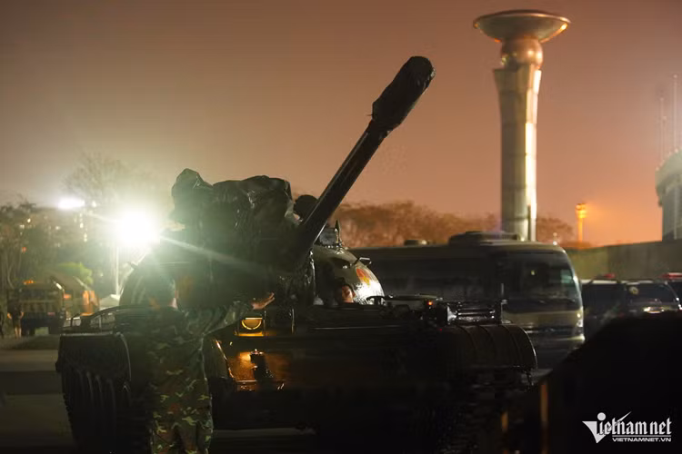 Chiếc xe tăng mang số hiệu 173 được đưa xuống mặt đất, sau đó ekip xe hướng dẫn xe tăng di chuyển vào khu vực tập kết.