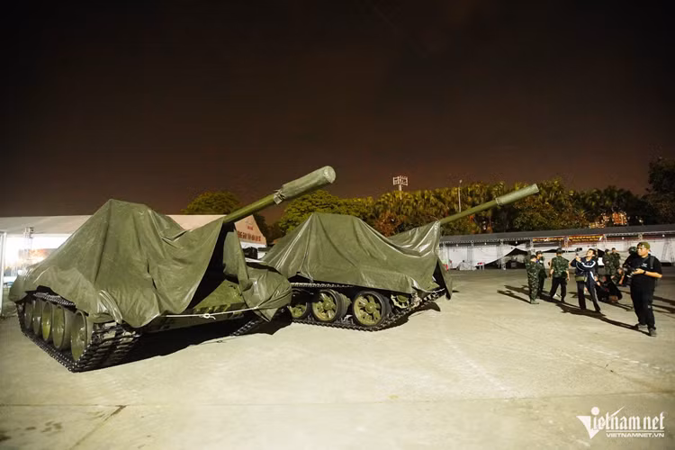 Chương trình "Hẹn ước Bắc - Nam" mang đến một sân khấu thực cảnh hoành tráng quy mô lớn rộng, lên tới 2.700m2, chia 2 khối so le thể hiện 2 miền Bắc - Nam, ở giữa có cây cầu Hiền Lương bắc qua sông Bến Hải. Mặt sàn sân khấu đạt chiều cao tới 5m. Điểm cao nhất của sân khấu đạt 19m. Để lắp đặt sân khấu phải dùng đến 17.000 khối layer. Đây là một trong những sân khấu lớn nhất về chính luận từ trước tới nay.