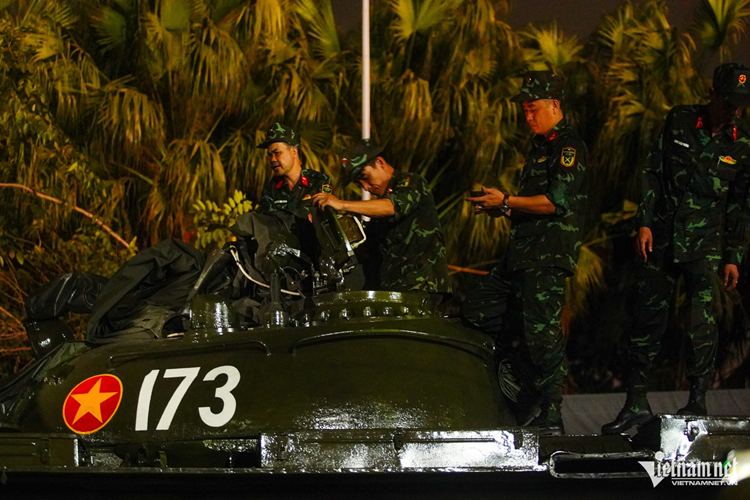 Đêm 19/4, Trường Trung cấp kỹ thuật Tăng thiết giáp đã vận chuyển 2 xe tăng T-54 số hiệu 822 và 173 đến sân vận động Mỹ Đình để phục vụ chương trình chính luận nghệ thuật "Hẹn ước Bắc - Nam" diễn ra vào tối 22/4. Kíp xe phục vụ chương trình nghệ thuật tối 22/4 gồm 4 người/xe, trong đó có trưởng xe, lái xe, nạp đạn và pháo thủ.