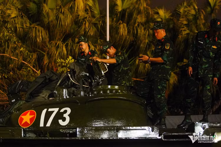 Đêm 19/4, Trường Trung cấp kỹ thuật Tăng thiết giáp đã vận chuyển 2 xe tăng T-54 số hiệu 822 và 173 đến sân vận động Mỹ Đình để phục vụ chương trình chính luận nghệ thuật "Hẹn ước Bắc - Nam" diễn ra vào tối 22/4. Kíp xe phục vụ chương trình nghệ thuật tối 22/4 gồm 4 người/xe, trong đó có trưởng xe, lái xe, nạp đạn và pháo thủ.