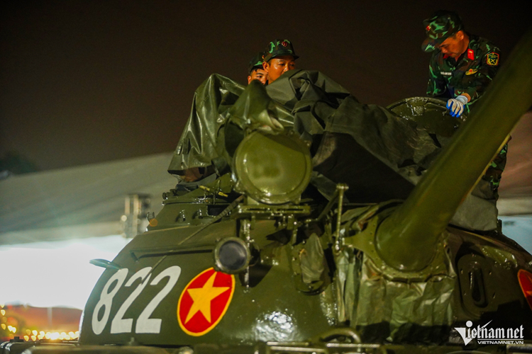 "Để mang được 2 chiếc xe tăng đến sân Mỹ Đình biểu diễn trong chương trình, ban tổ chức đã nhận được sự giúp đỡ rất nhiều từ các đơn vị như Tăng Thiết giáp, Phòng không Không quân. Sự xuất hiện của xe tăng sẽ làm tăng tính chân thực của phần hoạt cảnh diễn về quá trình chiến đấu của quân và dân ta trong kháng chiến chống Mỹ".