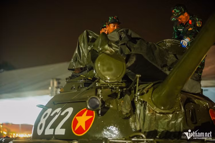 "Để mang được 2 chiếc xe tăng đến sân Mỹ Đình biểu diễn trong chương trình, ban tổ chức đã nhận được sự giúp đỡ rất nhiều từ các đơn vị như Tăng Thiết giáp, Phòng không Không quân. Sự xuất hiện của xe tăng sẽ làm tăng tính chân thực của phần hoạt cảnh diễn về quá trình chiến đấu của quân và dân ta trong kháng chiến chống Mỹ".