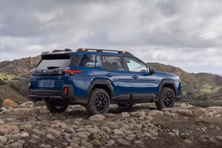 Subaru Outback 2026 có khoảng sáng gầm 220 mm, trong khi bản Wilderness tăng lên 241 mm, đi kèm hệ thống giảm chấn riêng, khóa vi sai trung tâm cải tiến và khả năng vượt địa hình vượt trội hơn với các góc tiếp cận, thoát và vượt đỉnh đều được nâng cao.