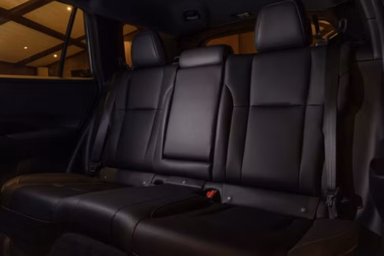 Xe được trang bị hai tùy chọn động cơ: bản hút khí tự nhiên 2.5L cho công suất 180 mã lực (giảm nhẹ so với thế hệ trước) và bản tăng áp 2.4L công suất 260 mã lực. Dẫn động bốn bánh toàn thời gian (AWD) là trang bị tiêu chuẩn trên toàn bộ phiên bản, đi cùng hộp số vô cấp CVT.