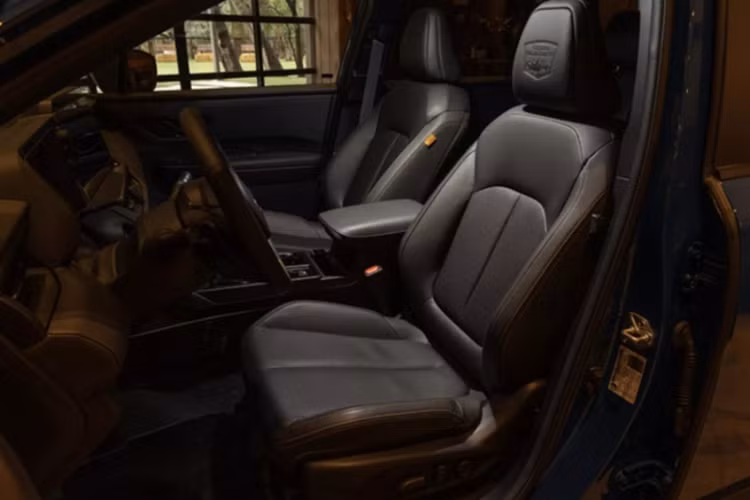 Hệ thống hỗ trợ lái bán tự động cũng được tích hợp, cho phép vận hành rảnh tay ở tốc độ gần 137 km/h trên một số tuyến đường cao tốc, một điểm cộng lớn cho người dùng thường xuyên di chuyển đường dài. Dưới nắp ca-pô, Subaru vẫn trung thành với hệ truyền động hiện tại.