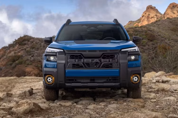 Mẫu xe SUV Subaru Outback 2026 có hệ thống giá nóc mới, có khả năng chịu tải ấn tượng với tải trọng tĩnh lên tới 360 kg, cho phép gắn võng, lều hoặc các thiết bị dã ngoại khác. Đuôi xe cũng được thiết kế thẳng đứng hơn nhằm tối ưu hóa không gian chứa đồ.