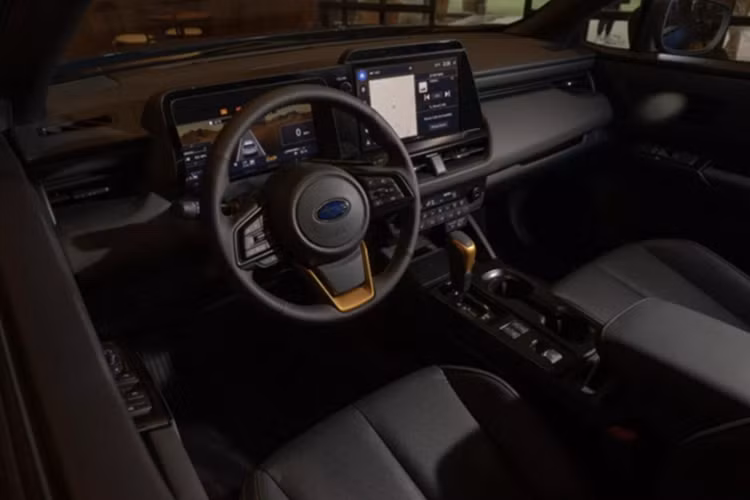 Các công nghệ kết nối như Apple CarPlay và Android Auto hỗ trợ không dây là trang bị tiêu chuẩn. Ngoài ra, Subaru còn cải tiến cho xe hệ thống cách âm, giúp giảm tiếng gió đến 10%, đồng thời nâng trần xe thêm khoảng 5 cm để tăng không gian nội thất và khoang hành lý lên xấp xỉ 980 lít.