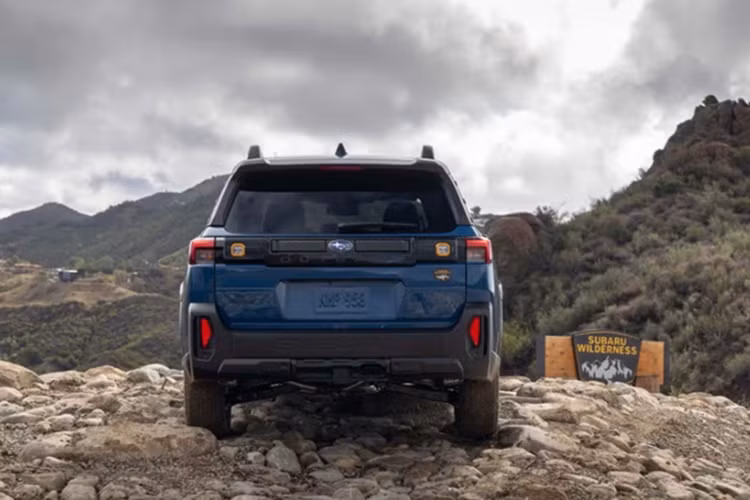 Subaru hiện chưa công bố mức tiêu hao nhiên liệu, giá bán hay thời điểm mở bán chính thức. Tuy nhiên, sự trở lại của phiên bản Wilderness với bộ vi sai trung tâm khóa nhanh, hệ thống AWD cải tiến và khả năng vận hành off-road ấn tượng đang thu hút sự chú ý của giới mê xe. Hiện mức giá xe Subaru Outback 2026 chưa công bố.