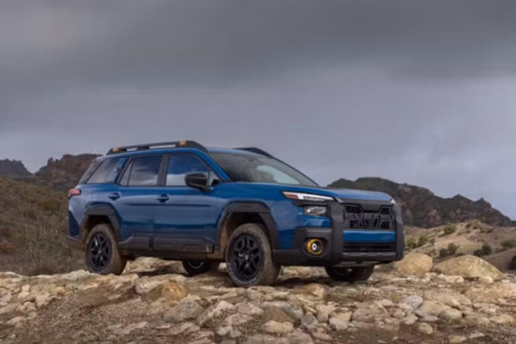  Subaru Outback 2026 mới sở hữu ngôn ngữ hình khối rõ ràng hơn với lưới tản nhiệt chữ U cỡ lớn, cụm đèn pha chia đôi và các tấm ốp nhựa thân xe mang đến vẻ ngoài hầm hố. Phong cách thiết kế này được Subaru định hướng nhằm làm nổi bật khoảng sáng gầm và tính bền bỉ, hai yếu tố cốt lõi cho một chiếc SUV thực thụ.