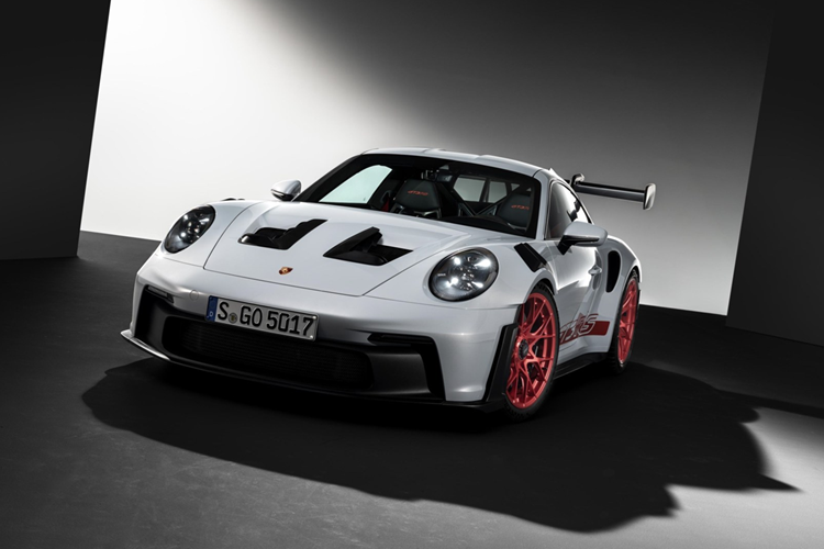 Ngoài ra, Porsche 911 GT3 thế hệ mới còn đi kèm bộ vành hợp kim với đường kính 20 inch phía trước và 21 inch đằng sau. Bộ vành này có thiết kế chấu hình chữ Y, đi với lốp Pirelli, Michelin hoặc Dunlop. Đằng sau bộ vành này là đĩa phanh có đường kính 405 mm phía trước trong khi con số tương ứng ở Porsche 911 bản thường là 380 mm.