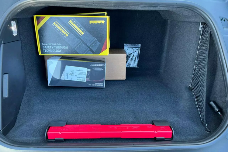 Bên sườn, Porsche 911 GT3 được trang bị cánh lướt gió rộng hơn 911 tiêu chuẩn. Tuy nhiên, sự khác biệt lớn nhất phải nằm ở phần đuôi xe phía sau với cánh gió và bộ khuếch tán cỡ lớn. Những chi tiết này giúp xe tạo ra lực ép xuống mặt đường tăng 50% so với Porsche 911 thông thường.