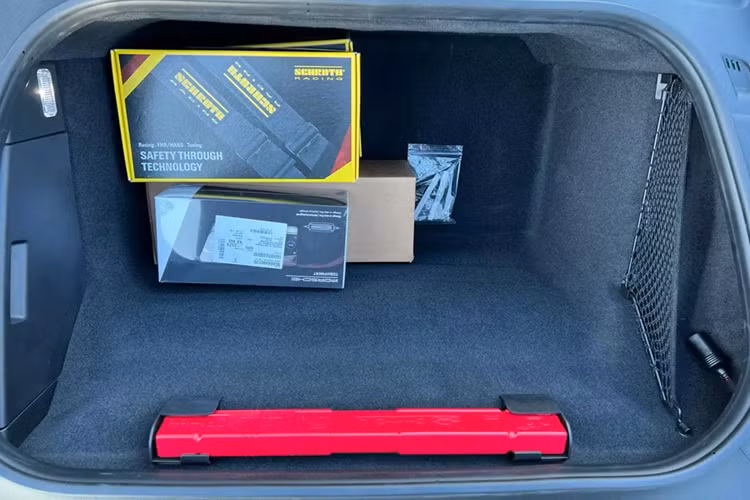 Bên sườn, Porsche 911 GT3 được trang bị cánh lướt gió rộng hơn 911 tiêu chuẩn. Tuy nhiên, sự khác biệt lớn nhất phải nằm ở phần đuôi xe phía sau với cánh gió và bộ khuếch tán cỡ lớn. Những chi tiết này giúp xe tạo ra lực ép xuống mặt đường tăng 50% so với Porsche 911 thông thường.