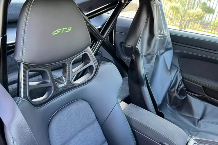 Tương tự như 5 chiếc xe còn lại, siêu xe đua đường phố Porsche 911 GT3 màu xanh lá cây này sử dụng hộp số tự động, ngoại thất xe có màu xanh nổi bật đi kèm nhiều chi tiết sơn đen và bộ mâm 5 chấu kép màu tối, cùng kẹp phanh màu vàng.