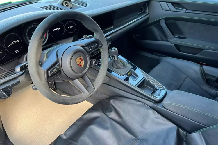 Hiện số lượng xe đua đường phố Porsche 911 GT3 tại Việt Nam có 6 chiếc, "Qua" Vũ sở hữu 2 xe, số còn lại chia đều cho các tay chơi ở trong Nam và Hà Nội.