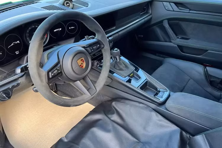 Hiện số lượng xe đua đường phố Porsche 911 GT3 tại Việt Nam có 6 chiếc, "Qua" Vũ sở hữu 2 xe, số còn lại chia đều cho các tay chơi ở trong Nam và Hà Nội.